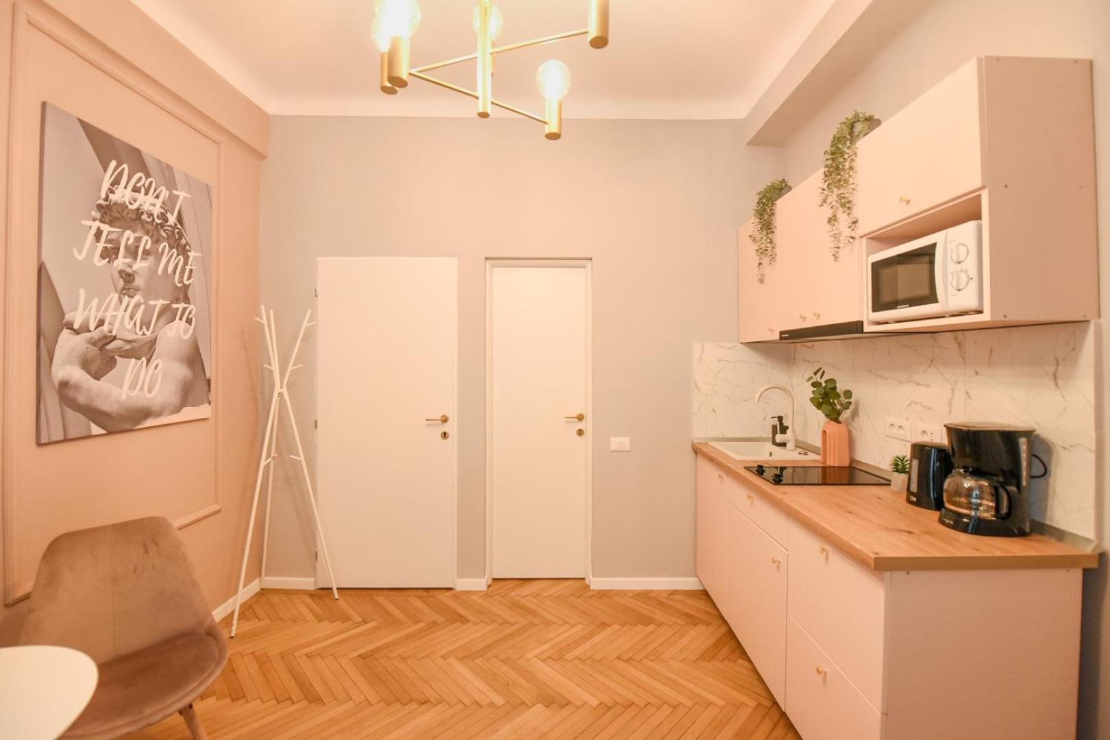 Modern Stay - Central Studios With Wall Projector Near Radisson Bukurešť Pokoj fotografie
